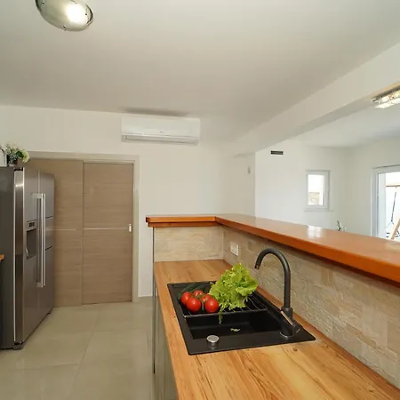 Awesome In Crnja Luka With Kitchen *