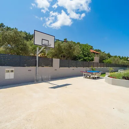 Awesome In Crnja Luka With Kitchen *