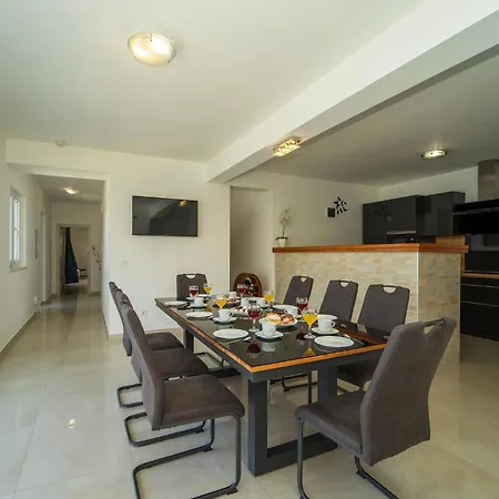 Prázdninový dům Awesome In Crnja Luka With Kitchen