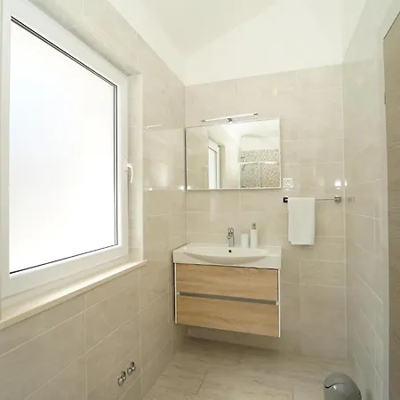 Awesome In Crnja Luka With Kitchen Prázdninový dům