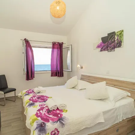 Awesome In Crnja Luka With Kitchen *