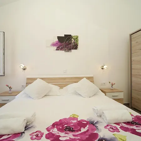 Awesome In Crnja Luka With Kitchen 度假居