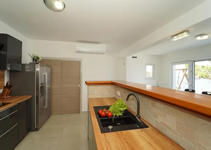 Awesome In Crnja Luka With Kitchen *